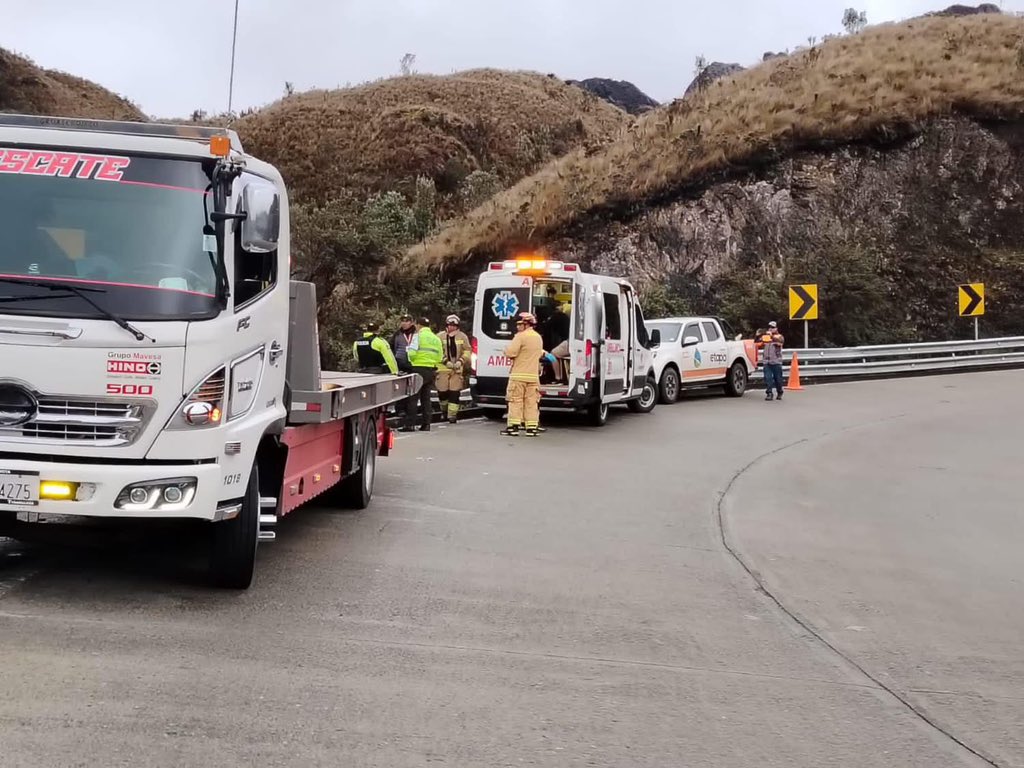🚨 Un vehículo que transportaba cerdos se accidentó en el kilómetro 29 de la vía Cuenca–Molleturo–Naranjal, dentro del área protegida del Parque Nacional Cajas.
Personal técnico de ETAPA se encuentra en el sitio realizando labores de mitigación ante un leve derrame de combustible