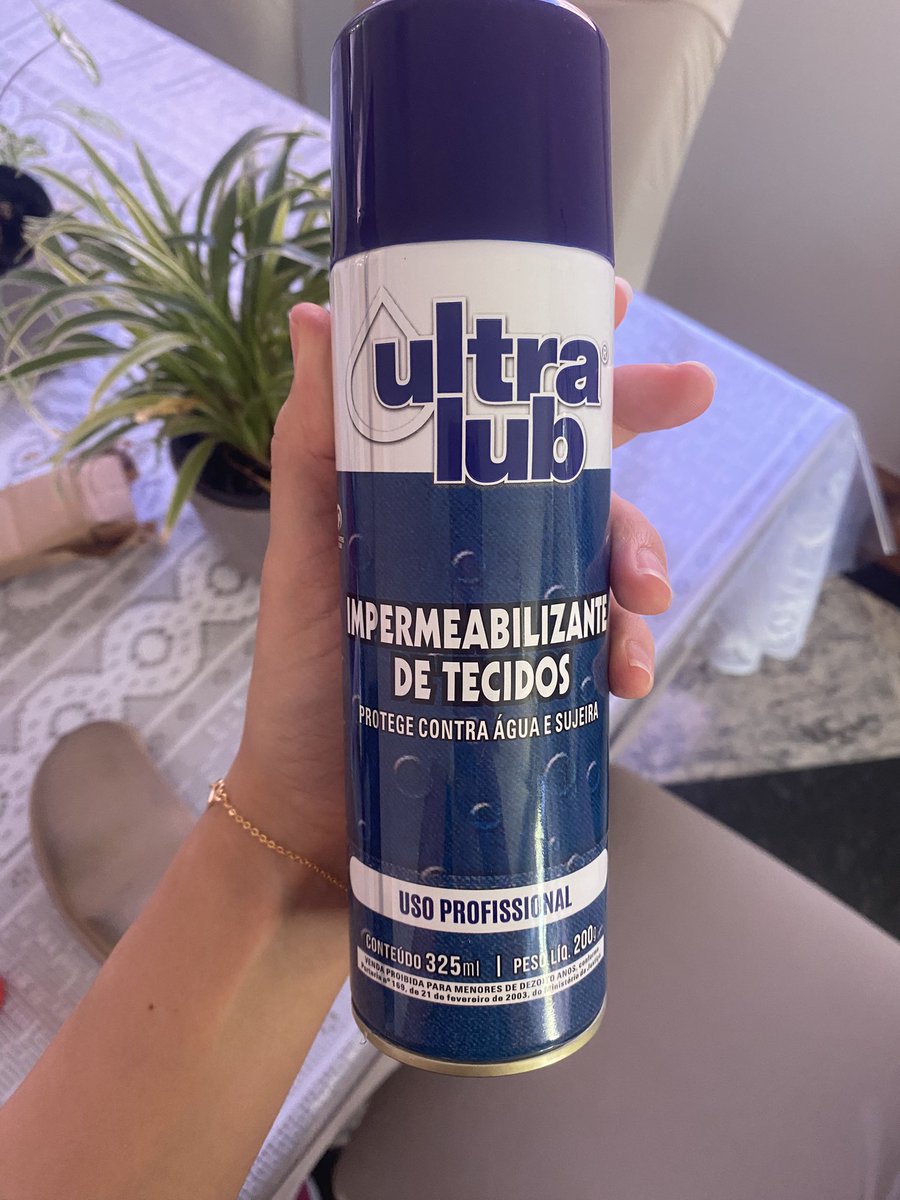andradererica's tweet image. Eu direto falo de dicas de compras aqui, mas acho que essa vai ser a melhor de todas. Tenho vários tênis de lona e sempre morri de dó de sujá-los, eis que me aparece o IMPERMEABILIZANTE de tecidos, baratinho, comprado na Shopee. Meninas, olhem a MÁGICA 😍