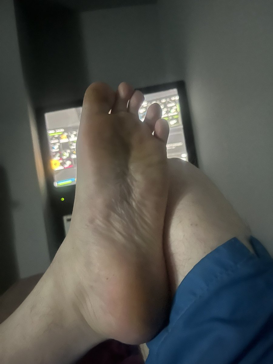 Martinh694's tweet image. Get that tongue in between those toes sicko
