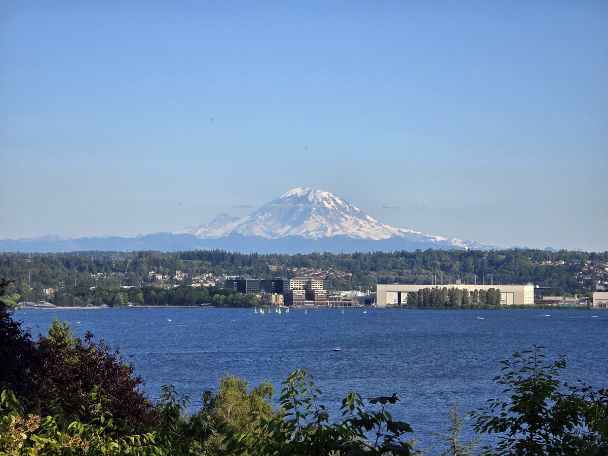 People in Seattle are actually so spoiled lol, like every vista in the city is one of the prettiest things I've ever seen
