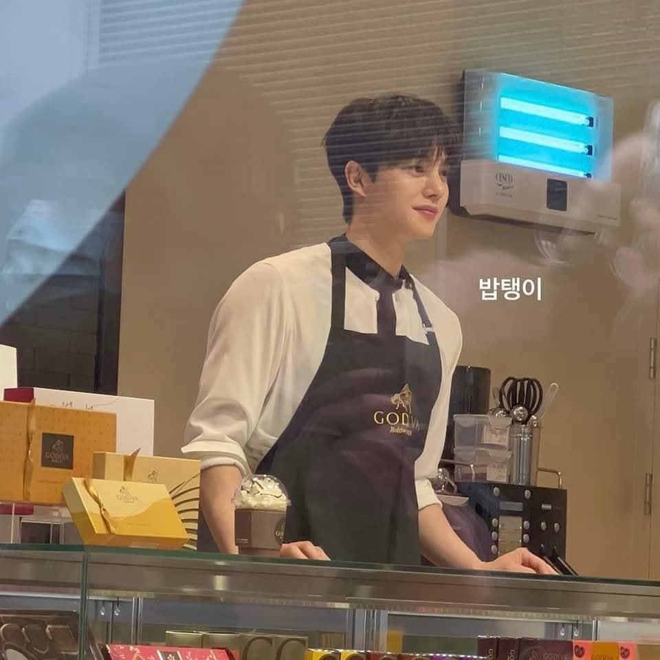 evede_Styles's tweet photo. No se si pedirle un café o una vida a su lado 😍😍😍 o quizás ambos #Corea #oppa https://t.co/tXOXTFnXFA