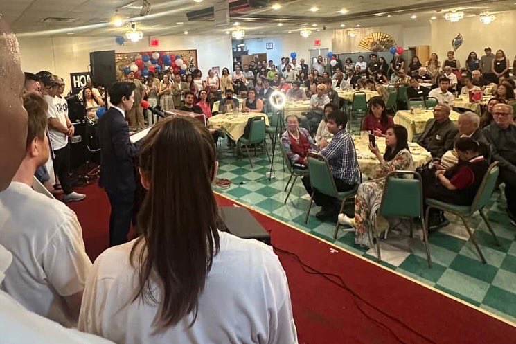 HoanDHuynh's tweet image. The people’s power is the greatest force on earth. 💥
Grateful for everyone who packed the room to launch this movement.
Illinoisans believe the American Promise still lives and it’s time for a new generation of leadership.
Let’s take it across the 9th. LFG. 🔥 🔥
#HoanFor9 🇺🇸