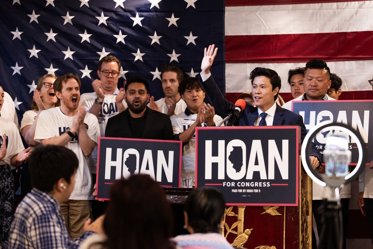 HoanDHuynh's tweet image. The people’s power is the greatest force on earth. 💥
Grateful for everyone who packed the room to launch this movement.
Illinoisans believe the American Promise still lives and it’s time for a new generation of leadership.
Let’s take it across the 9th. LFG. 🔥 🔥
#HoanFor9 🇺🇸