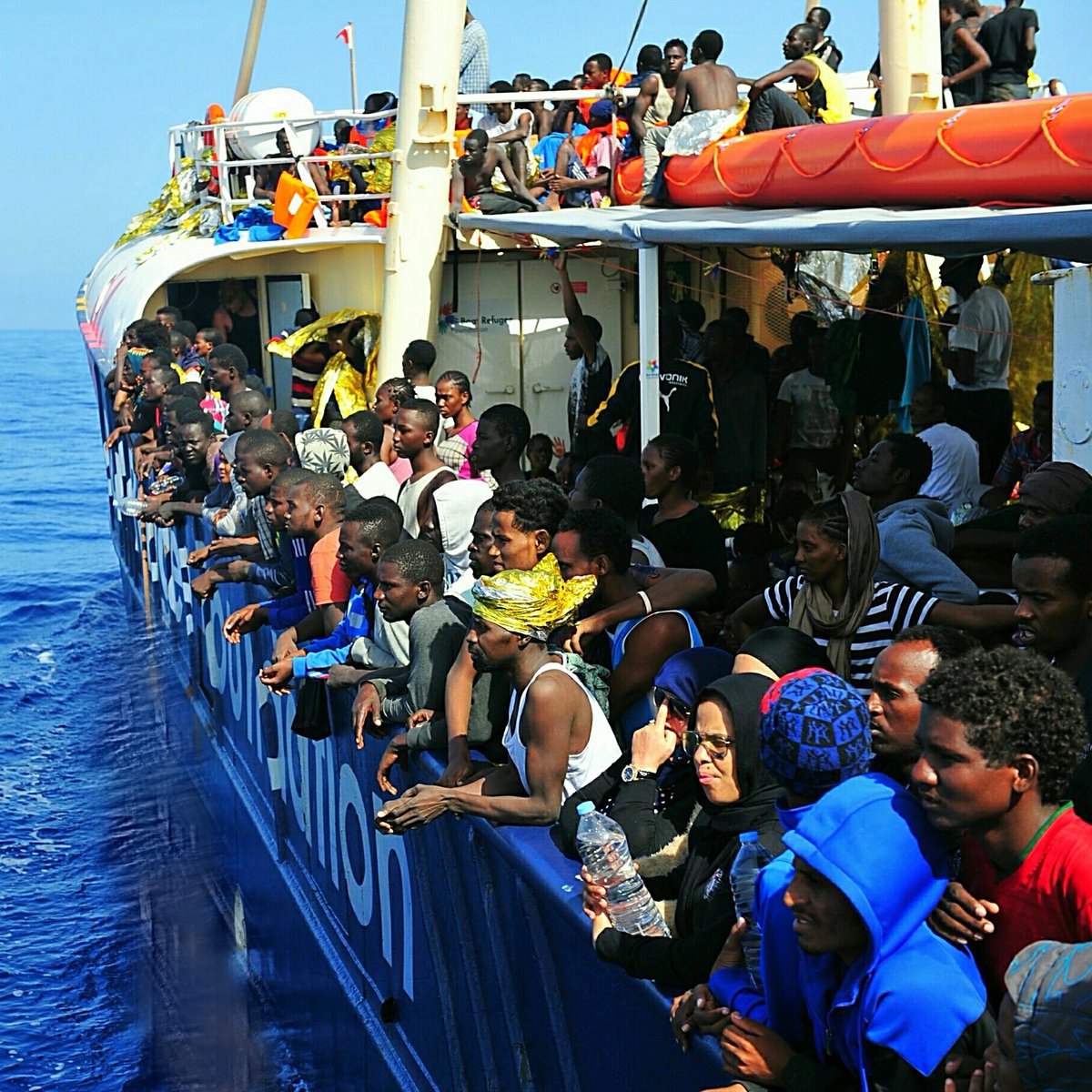 NL is vol, overvol, sprak koningin Juliana ooit. Toen hadden we  'slechts' 10 miljoen inwoners, nu zijn dat al 18 miljoen. Demograaf Jan Latten heeft berekend: als de lijn zo doorzet, hebben we over een tijdje 25 miljoen inwoners. Alleen de politiek kan dit stoppen
#verkiezingen