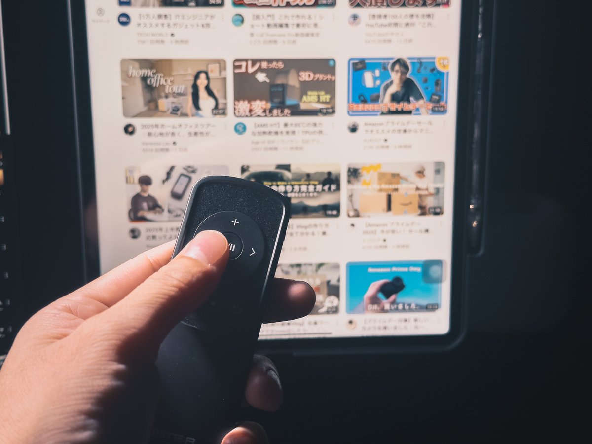 このBluetoothリモコンがマジで便利だ。

オフィスチェアでリラックスした状態でYouTubeを見ているとき、毎回手を伸ばすのが面倒だった。

それがこれ1台で動画の再生停止ができるから、めっちゃ楽🫰しかも安い。一個持っておくと何かと便利だなものだな。

製品はこちら↓
amzn.to/4nF7uYl