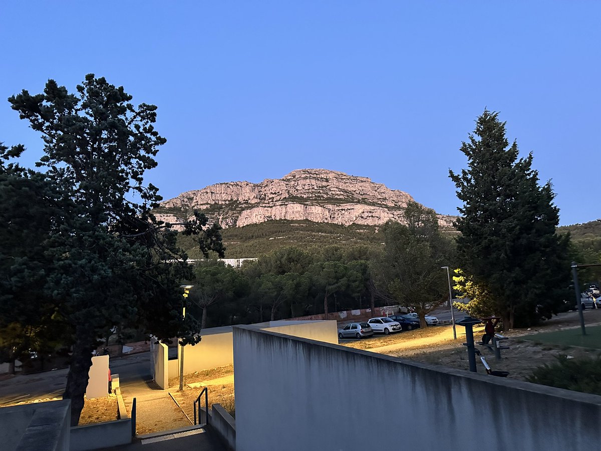 RongFan8's tweet image. Marseille 🇫🇷 — Came for the Mediterranean Sea, but mainly in the beautiful mountains 😀. Truly honored to give back-to-back keynotes with spatial transcriptomics pioneer Prof. Joakim Lundeberg. Amazing student energy! Also visited CIML, almost turning 50 years! 🔬✨ impressive!!!