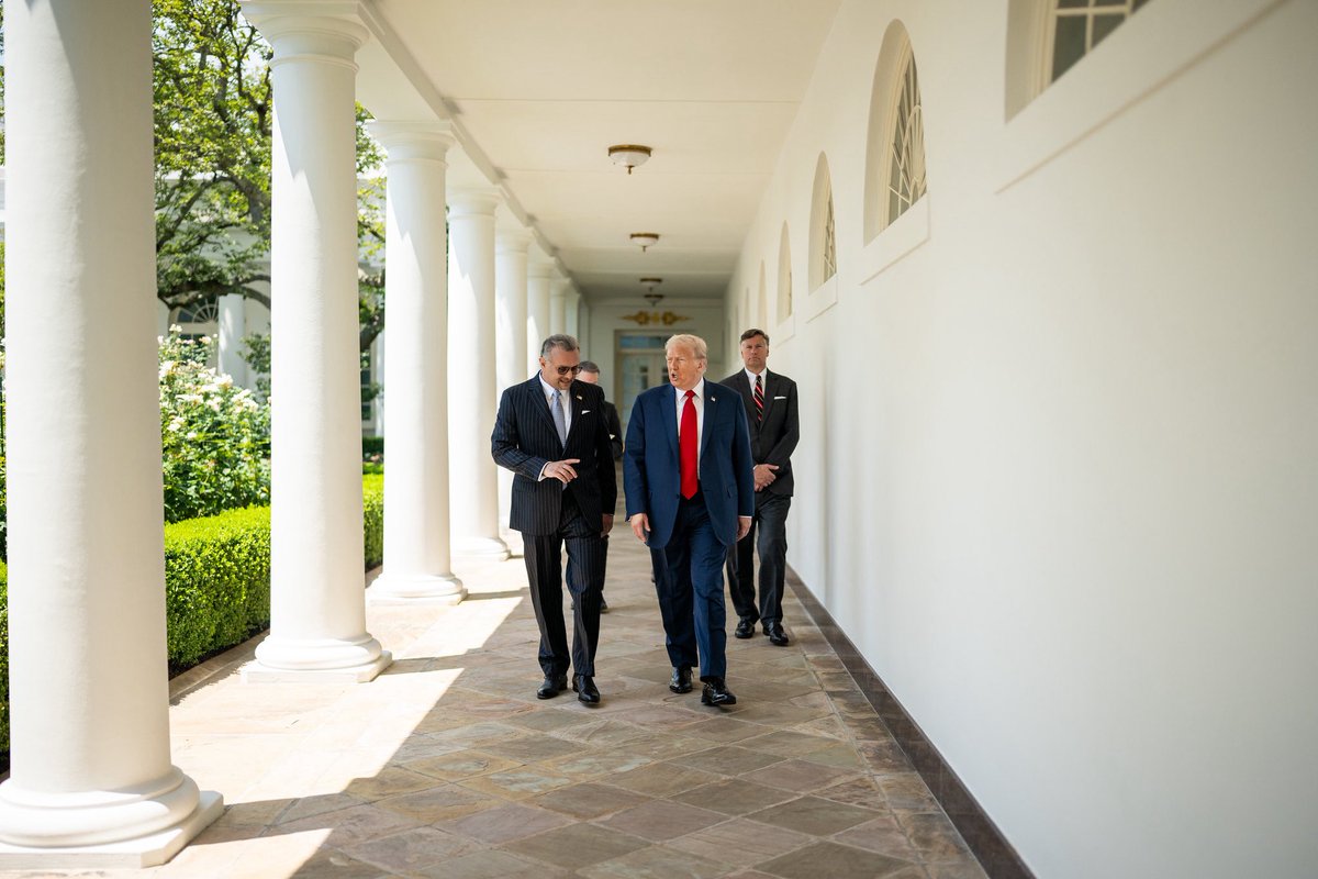 US_SrAdvisorAF's tweet image. It was my honor to join @POTUS at the White House today to host the heads of state of Gabon, Guinea-Bissau, Liberia, Mauritania, and Senegal. This administration sees African nations as vital commercial partners, and today's dialogue reflects our commitment to deepening our…