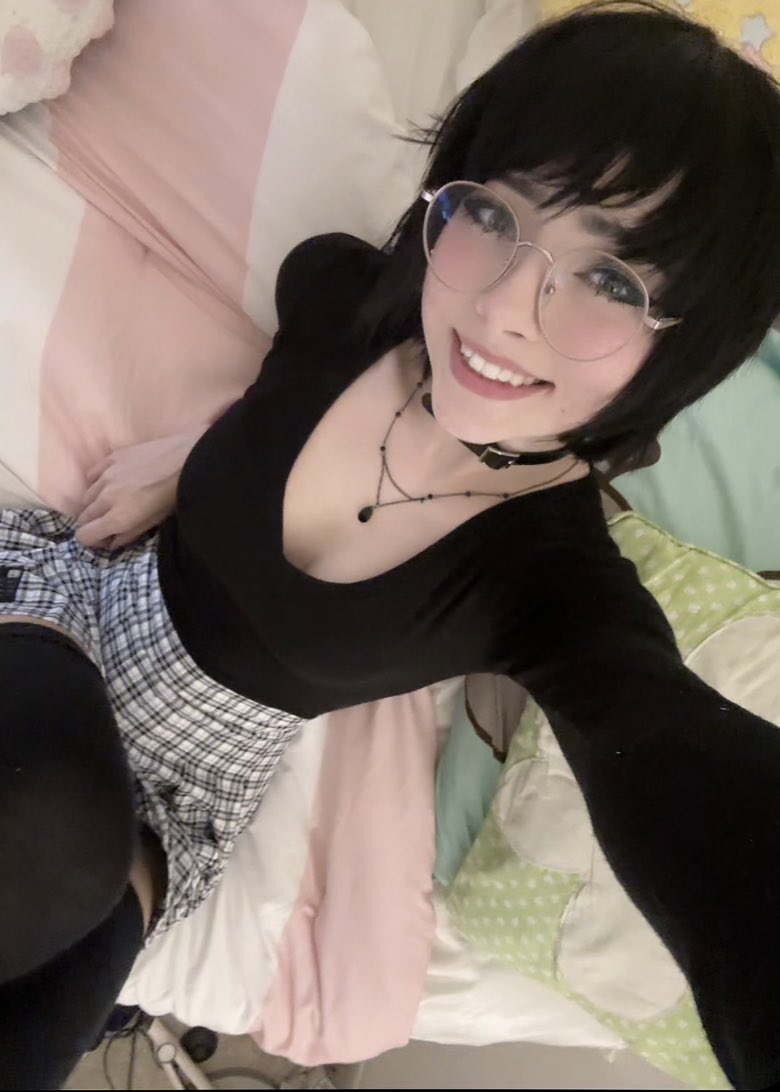 elliibear's tweet image. showing off my fit for the day &amp;gt;:3