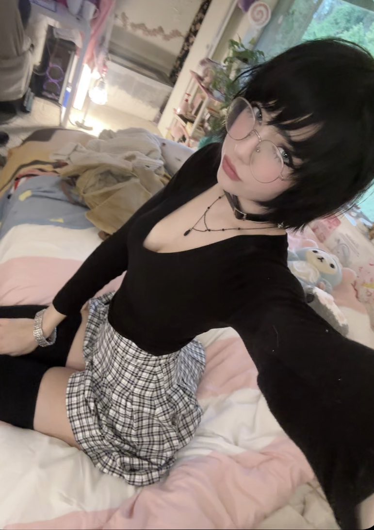elliibear's tweet image. showing off my fit for the day &amp;gt;:3