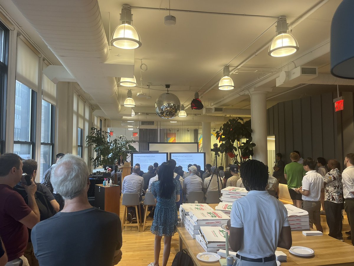 AI Engineer Meetup packed - eclectic mix of great talks so far - what you’d expect from NYC tech 🤙🏼