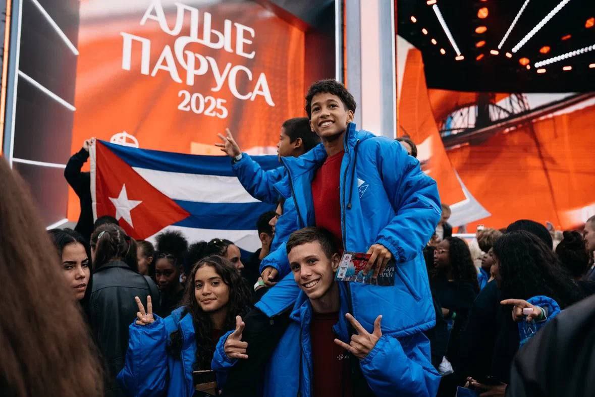 EmbRusCuba's tweet image. 🇷🇺🧑🎓🇨🇺 Ha concluido la visita de 50 escolares cubanos a #SanPetersburgo. Jóvenes de La Habana y Santiago de Cuba tuvieron extenso programa en el marco del cual fueron recibidos por el Gobernador de la ciudad, Alexander Beglov, así como asistieron a la fiesta "Velas Escarlatas"