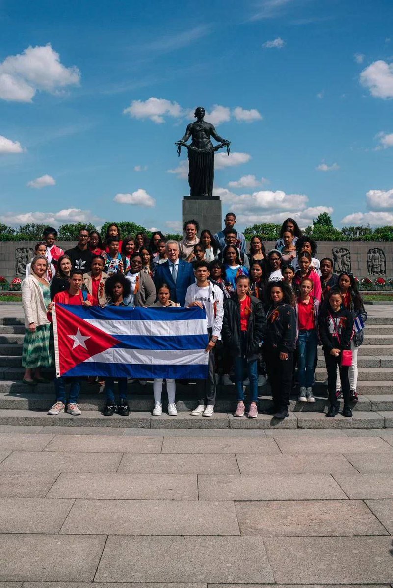 EmbRusCuba's tweet image. 🇷🇺🧑🎓🇨🇺 Ha concluido la visita de 50 escolares cubanos a #SanPetersburgo. Jóvenes de La Habana y Santiago de Cuba tuvieron extenso programa en el marco del cual fueron recibidos por el Gobernador de la ciudad, Alexander Beglov, así como asistieron a la fiesta "Velas Escarlatas"