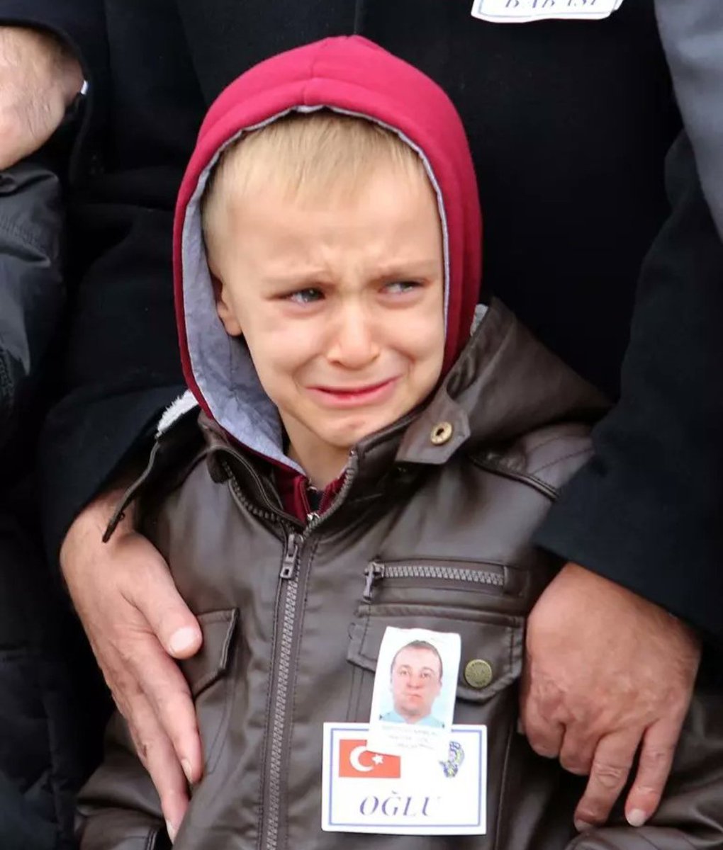 Gözünde yaş, gönlünde ömür boyu baba sızısı yaşayan şehit evlatlarını #Türkunutmaz