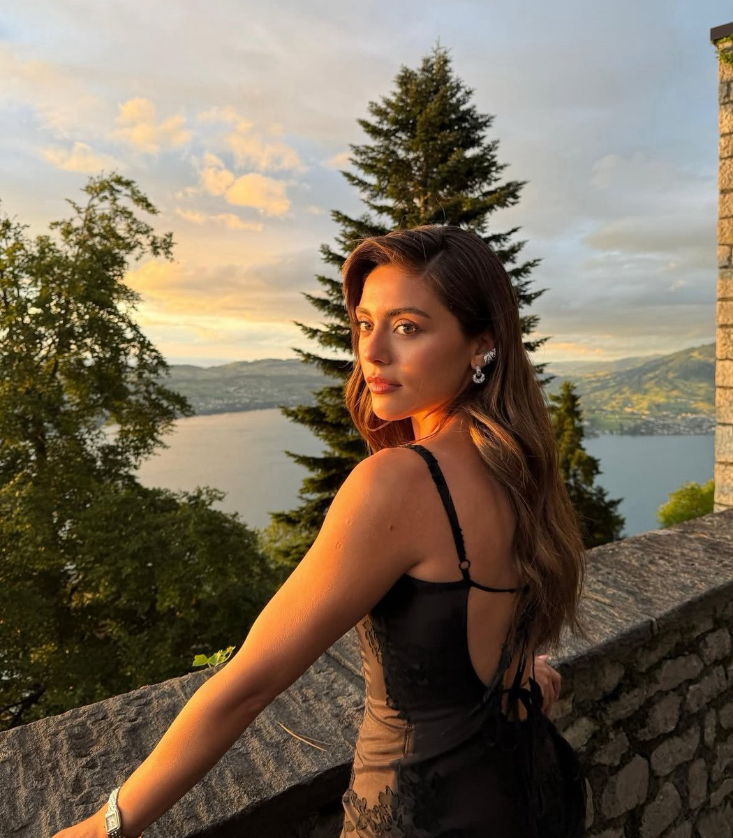 Çok hoş, çok zarif.
Sıla Türkoğlu...