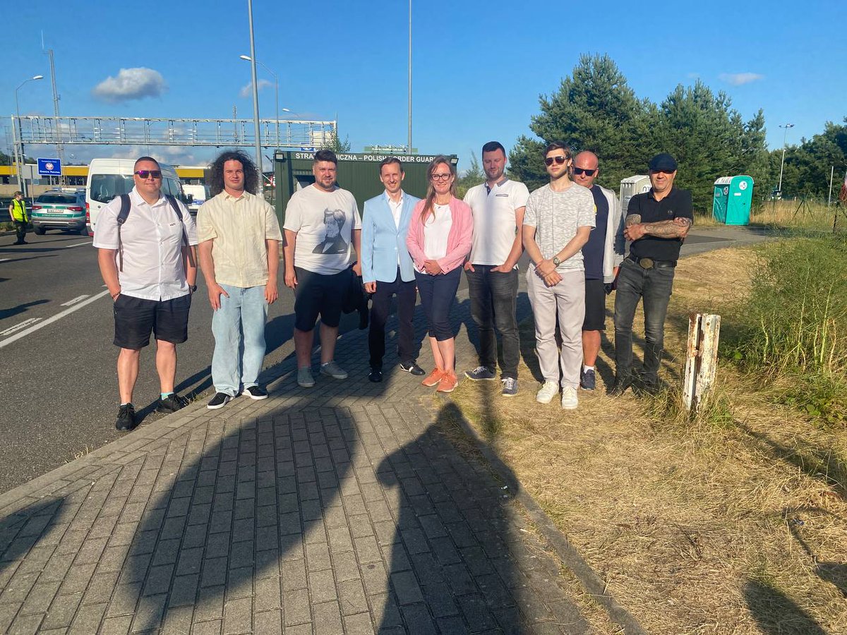 Dziś granice z Niemcami w naszym okręgu odwiedzili działacze z okręgu gdyńskiego Nowej Nadziei.

Zobaczyli jak wyglądają kontrole Straży Granicznej, obstawianie przejść przez żołnierzy WOT, patrole obywatelskie, wydeptane ścieżki przerzutów, dzikie przejścia graniczne w polach i