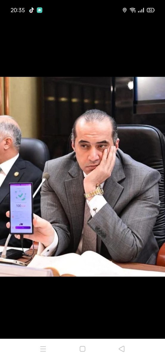 الراجل ده أول معرفتنا بيه كان في فقرة مخزية بيبكي فيها من فرط تأثره من إنجازات الأرقام المفزعة..
بعدها بقى وزير..
أتوقع بعد الصورة دي إنه هيبقى رئيس الوزراء القادم..
الغطرسة و الاستعلاء على الناس و الاستهانة بيهم بقى هو شرط الترقية في الجمهورية الجديدة..