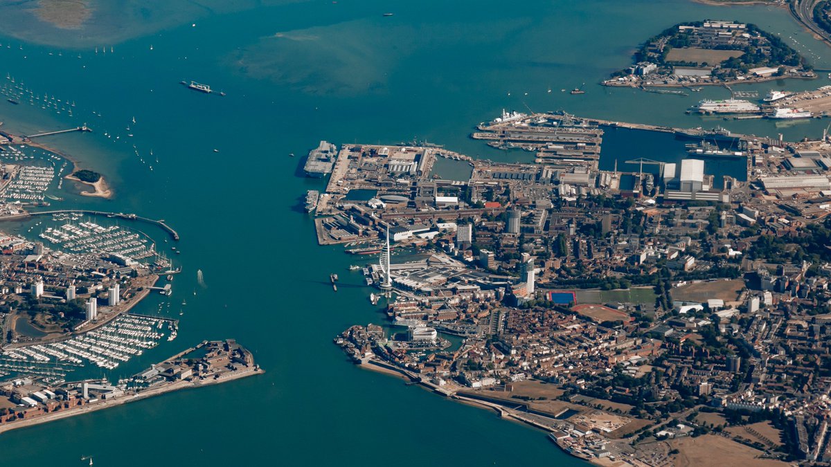 JamesDC152's tweet image. Portsmouth and Goodwood Racecourse this morning, 'DUBAI 02' 747 downwind into Stansted.