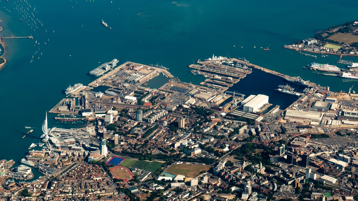 JamesDC152's tweet image. Portsmouth and Goodwood Racecourse this morning, 'DUBAI 02' 747 downwind into Stansted.