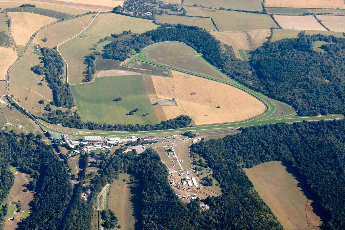 JamesDC152's tweet image. Portsmouth and Goodwood Racecourse this morning, 'DUBAI 02' 747 downwind into Stansted.