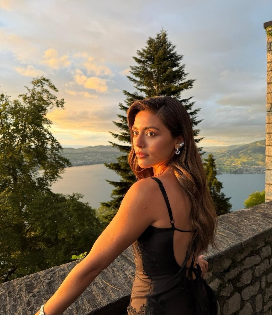LilBuffy_'s tweet photo. Eu bati na perna eu inclinei pra trás e gritei DIVA!!!!!!

#SılaTürkoğlu https://t.co/zBBGpFLG4O