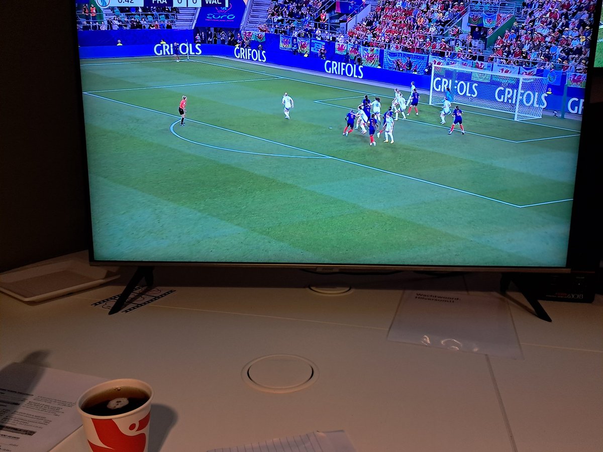 Vingers kruisen en (tegen alle verwachtingen en logica in) hopen dat Wales kan stunten. LIVE (flisen) op Radio1