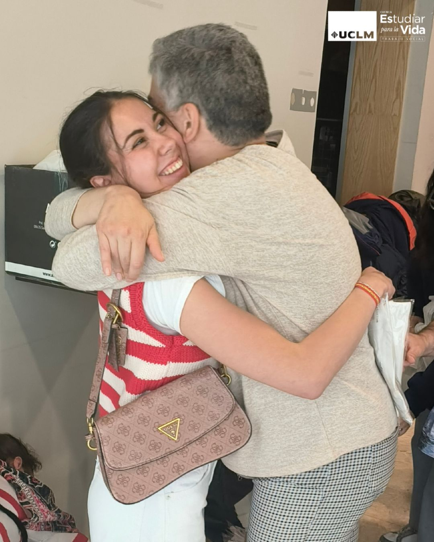 TSCuenca's tweet image. Sentirse querido, cuidado y respetado es clave en la intervención social. La foto destaca la importancia del &quot;Vínculo&quot; en Trabajo Social, mostrando a Marta, alumna del Laboratorio de Prácticas, y Nuria, usuaria de Aspadec de #Cuenca.