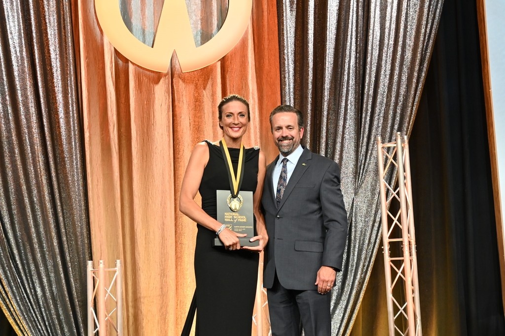 NFHS_Org's tweet image. High school sports and performing arts was celebrated last week at the 106th NFHS Summer Meeting in Chicago.
Heading the event was the induction of the 42nd class into the NFHS National High School Hall of Fame.
Read about their accomplishments today!
nfhs.org/stories/high-s…