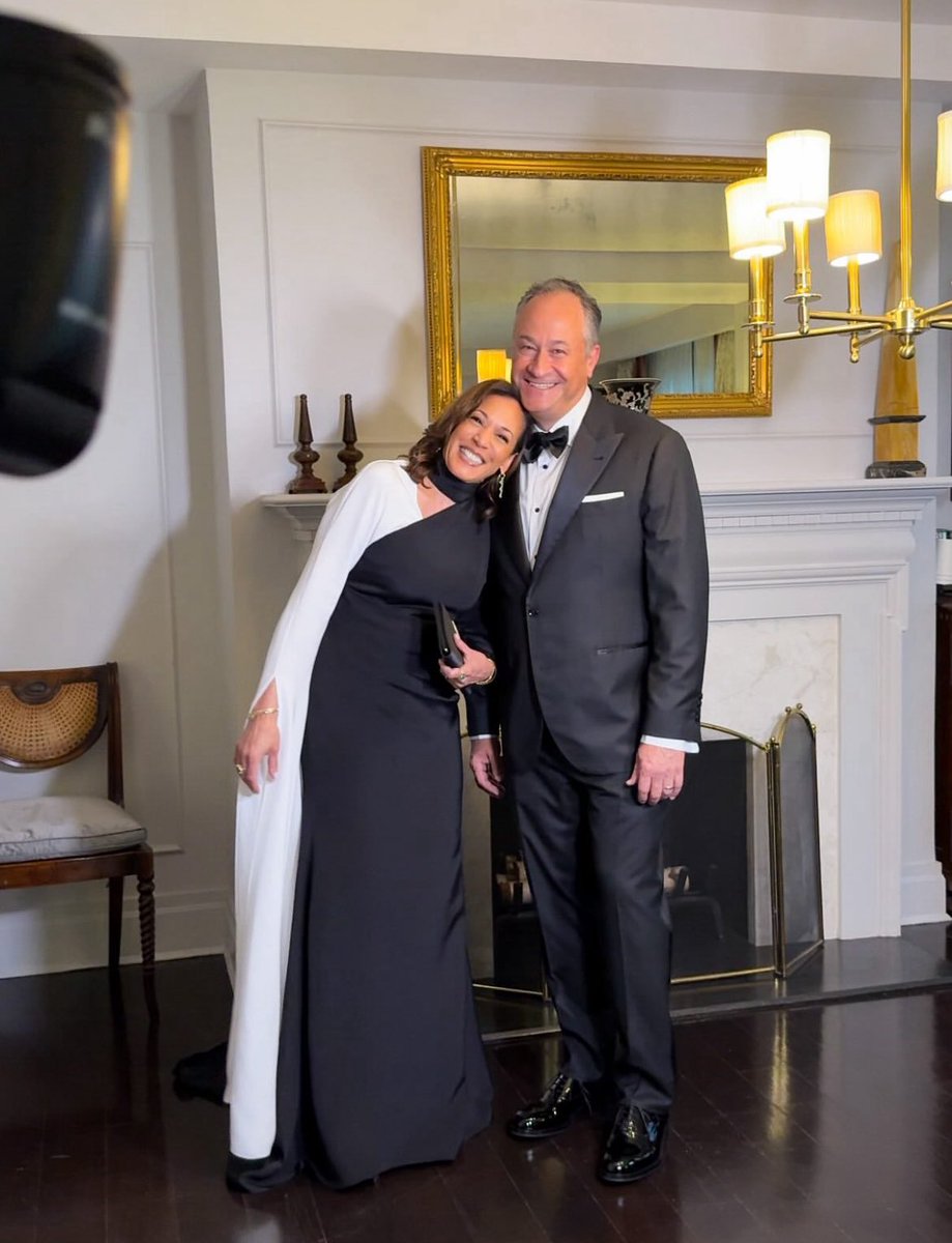 New UNSEEN photo of Kamala Harris and Doug Emhoff backstage at the MET Gala. ✨

photo: Morgan Burke