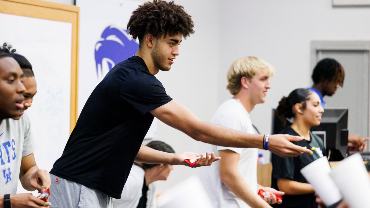 UKAthletics's tweet image. Week three of My New Kentucky Home ☑️
This week, our incoming freshmen and transfer Cats discussed mental well-being with Beyond Blue Zone, nutrition, and recovery! 👏
@TheKentuckyRoad