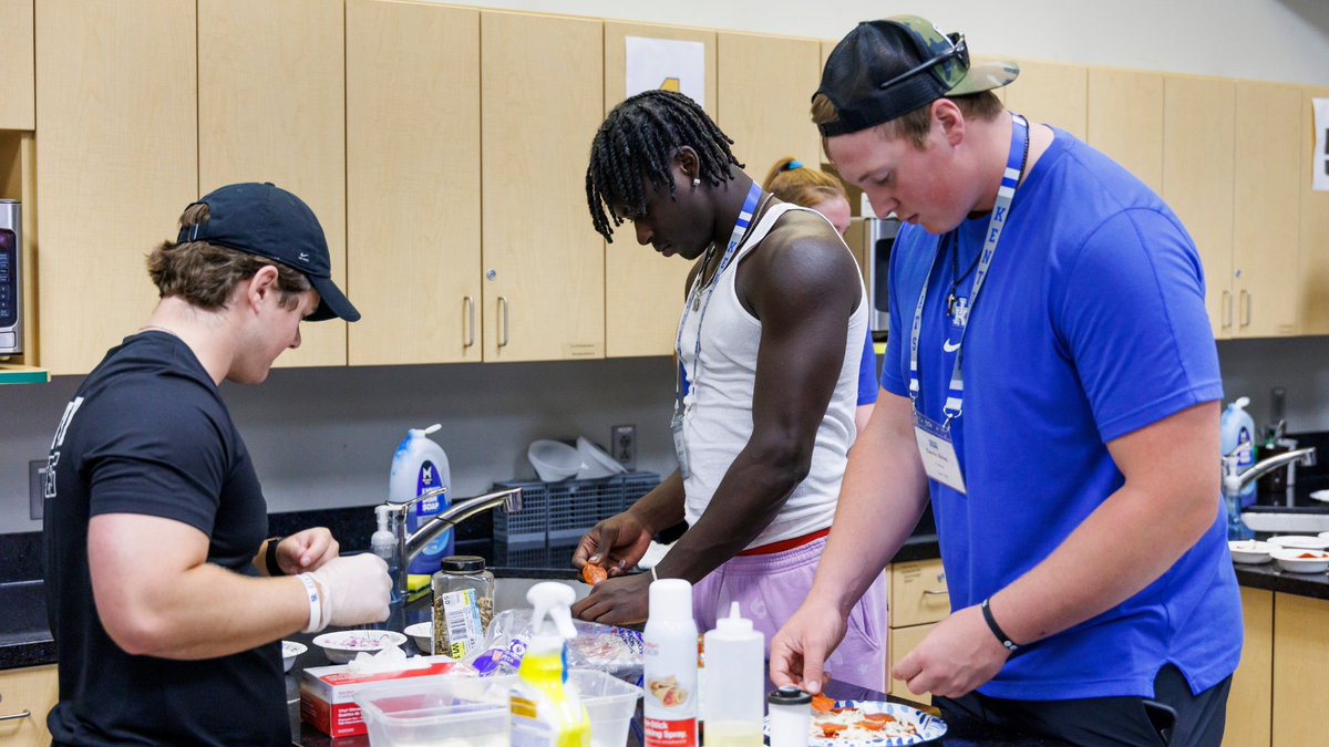 UKAthletics's tweet image. Week three of My New Kentucky Home ☑️
This week, our incoming freshmen and transfer Cats discussed mental well-being with Beyond Blue Zone, nutrition, and recovery! 👏
@TheKentuckyRoad