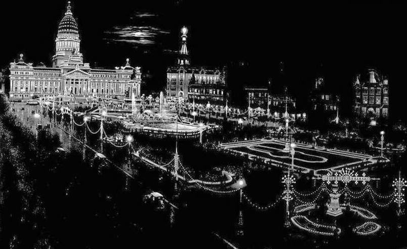 La Plaza del Congreso, el Palacio Legislativo y la confitería del Molino en Buenos Aires, iluminados en la noche del centenario de la Independencia Argentina, 9 de julio de 1916.