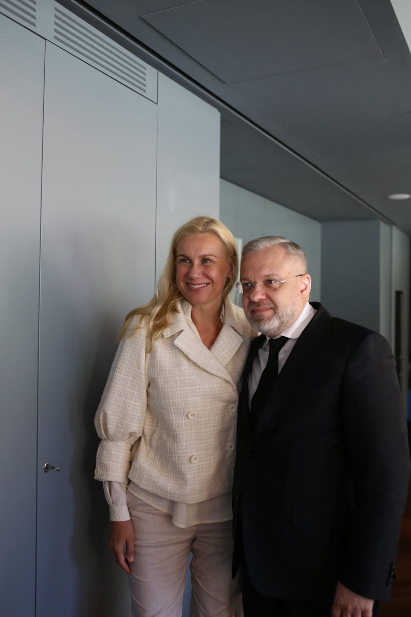 G_Galushchenko's tweet image. Had the pleasure of meeting two true friends of Ukraine. Deep thanks to @GeoffPyatt and @KadriSimson for their invaluable support to Ukraine’s energy sector during the most difficult years of the war. Your contribution means the world.