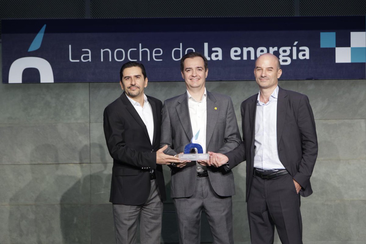 Per_Energia's tweet image. Premio de @Per_Energia a la Mejor Iniciativa Internacional de Energía para #OceanWinds
@SiemensGamesa por su iniciativa de Proyectos de energía eólica offshore generando oportunidades locales en Europa  

Categoría patrocinada por @Shell
#PremiosEnergía25