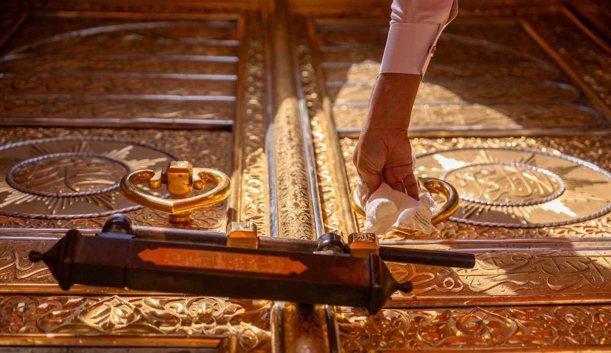 بدء استعدادات مراسم غسل الكعبة المشرفة.

-