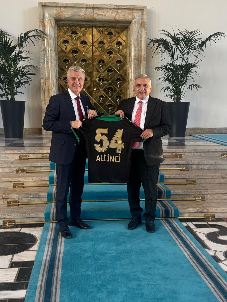 muhammetKIRATLI's tweet photo. AK Parti Sakarya Milletvekili Sn. Ali İnci’yi ziyaret ettik.💚🖤

Şehrimizin simgesi haline gelen Sakaryaspor’umuzun daha güçlü yarınlara ulaşması adına çıktığımız bu yolda, her daim desteğini hissettiğimiz Sn. @aliinci_54 , nazik misafirperverliği için teşekkür ediyoruz. https://t.co/2tQ5uNcbv9