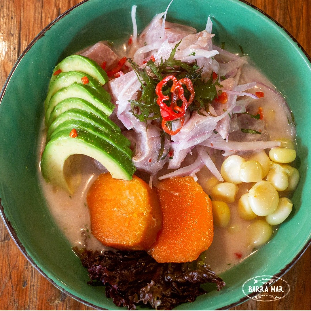 ¿Y ahora a qué idiota se le ocurrió meterle palta al ceviche? ¿Qué pretenden? ¿Joder nuestro plato de bandera por hacerse los creativos? ¿Qué sigue luego? ¿Ceviche con tomate y huevo frito? Paren de joder.