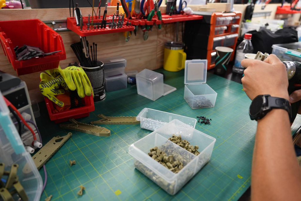 wilendhornets's tweet image. Behind the scenes: building Wild Hornets drones 🐝⚙️
Take a look at how we turn parts into precision-strike UAVs.
👇 Donate here:
💳 Apple Pay, Google Pay, Credit cards: secure.wayforpay.com/payment/wildho…
💲 PayPal, Crypto Currency: linktr.ee/wildhornets
🔗 monobank:…