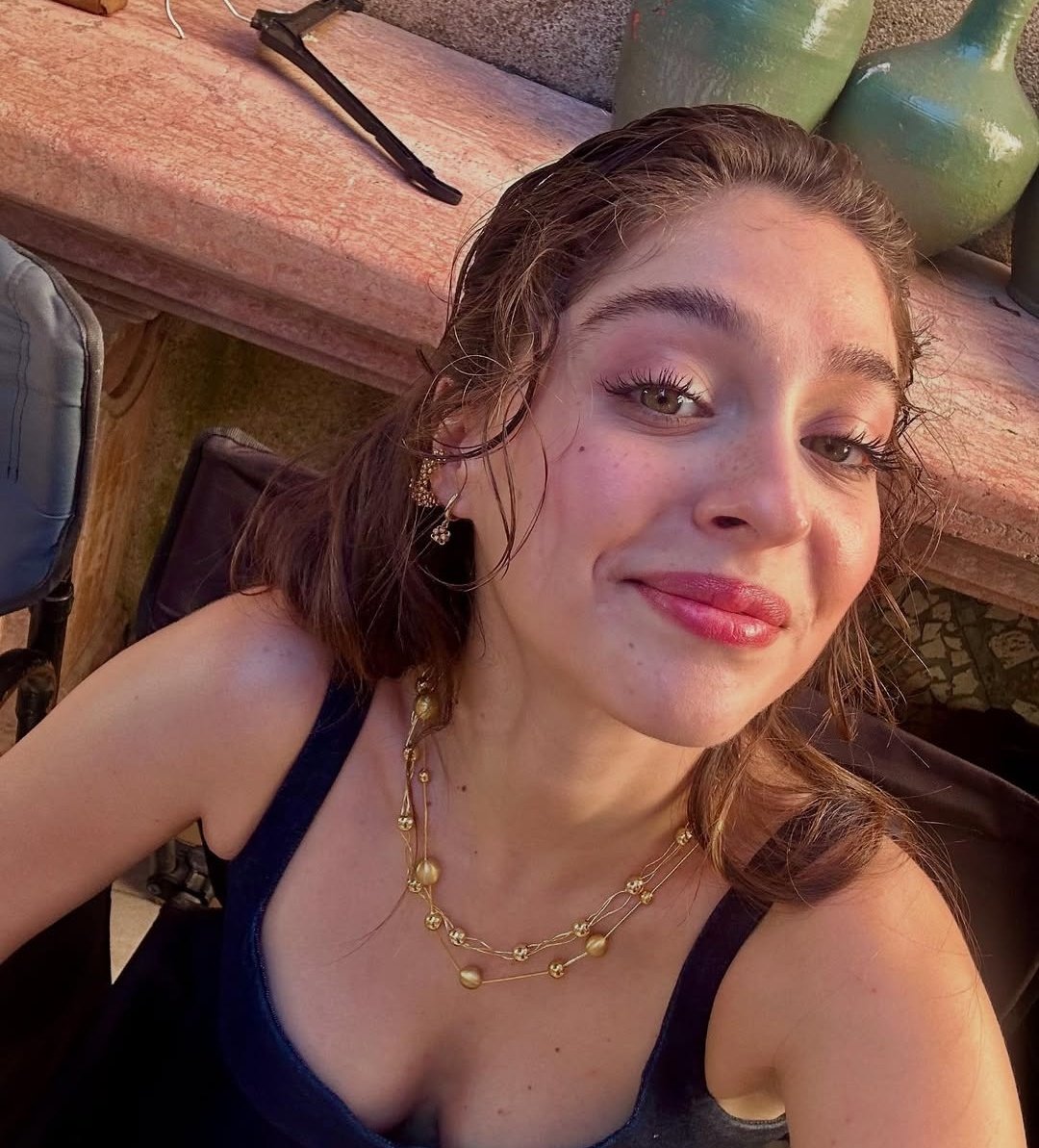 Pozitif :)
Cemre Baysel...