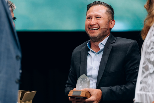 #ProfesQueInspiran 
Carlos Galvis, docente de Medicina Veterinaria y Zootecnia de la sede Cali, recibió el Premio a la Conservación 2025 del Zoológico de Zúrich 🏅por su labor en la reintroducción de ranas venenosas a su hábitat 🐸🌿
Lee más: n9.cl/7cwi9x