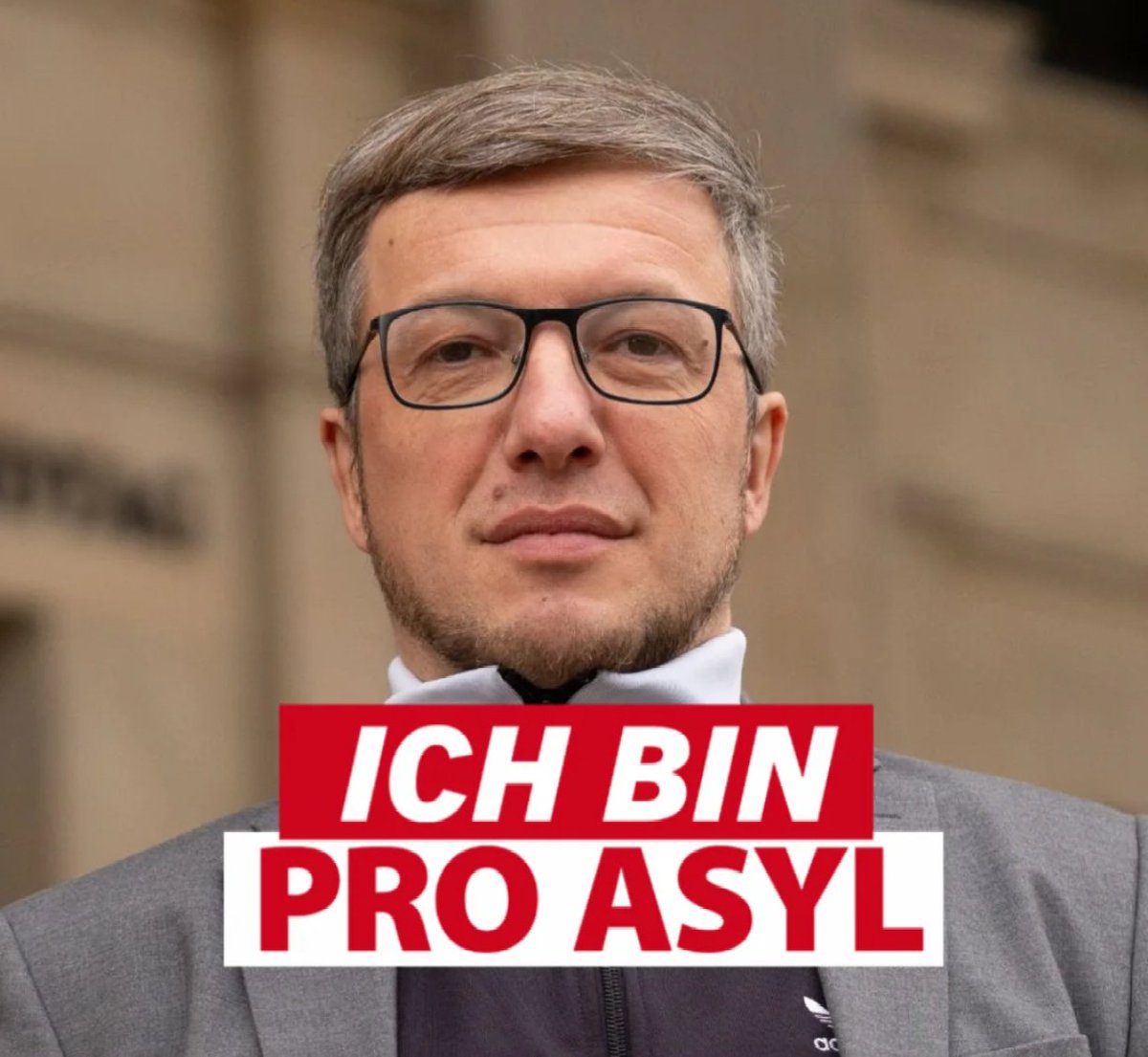 HerrLuehmann's tweet image. Dass man selbstverständliches inzwischen kommunizieren muss, weil der Rechtsruck keine Grenzen mehr kennt, ist und bleibt eine furchtbare Entwicklung, gerade weil wir aus den frühen 90ern alle gewarnt sei sollten. Volle Solidarität @ProAsyl.