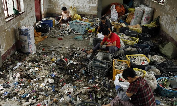 real_insight_1's tweet image. Imagine being illegal in one's own country!
🇨🇳 China has a system called "Hukou" which divides the population into rural and urban categories (Internal visa system)
It restricts rural residents to access urban resources and are discriminated
China ≠ disco lights buildings alone