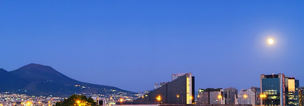 Napoli di notte non dorme: respira.
La luna la guarda da sopra il Vesuvio e si innamora ogni volta.
Le ombre cantano, i vicoli sussurrano.
È un incantesimo che solo il mare capisce.
#Napoli #Notte #LUNA