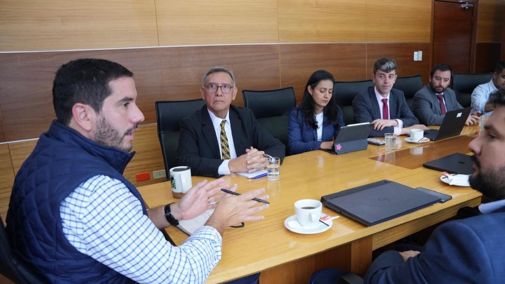 MIT_Ecuador's tweet photo. #Quito | El ministro @RobertoLuqueN sostuvo una reunión de trabajo con delegados del @BancoMundialLAC, en la que se abordó el seguimiento y avance de los proyectos de infraestructura que se ejecutan de forma conjunta.

#ElNuevoEcuador https://t.co/QgpRHV3Evq
