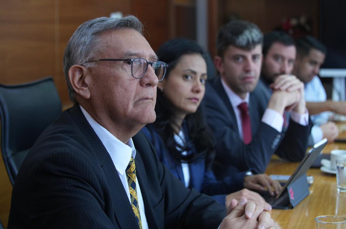 MIT_Ecuador's tweet photo. #Quito | El ministro @RobertoLuqueN sostuvo una reunión de trabajo con delegados del @BancoMundialLAC, en la que se abordó el seguimiento y avance de los proyectos de infraestructura que se ejecutan de forma conjunta.

#ElNuevoEcuador https://t.co/QgpRHV3Evq