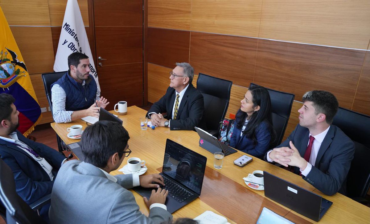 MIT_Ecuador's tweet photo. #Quito | El ministro @RobertoLuqueN sostuvo una reunión de trabajo con delegados del @BancoMundialLAC, en la que se abordó el seguimiento y avance de los proyectos de infraestructura que se ejecutan de forma conjunta.

#ElNuevoEcuador https://t.co/QgpRHV3Evq