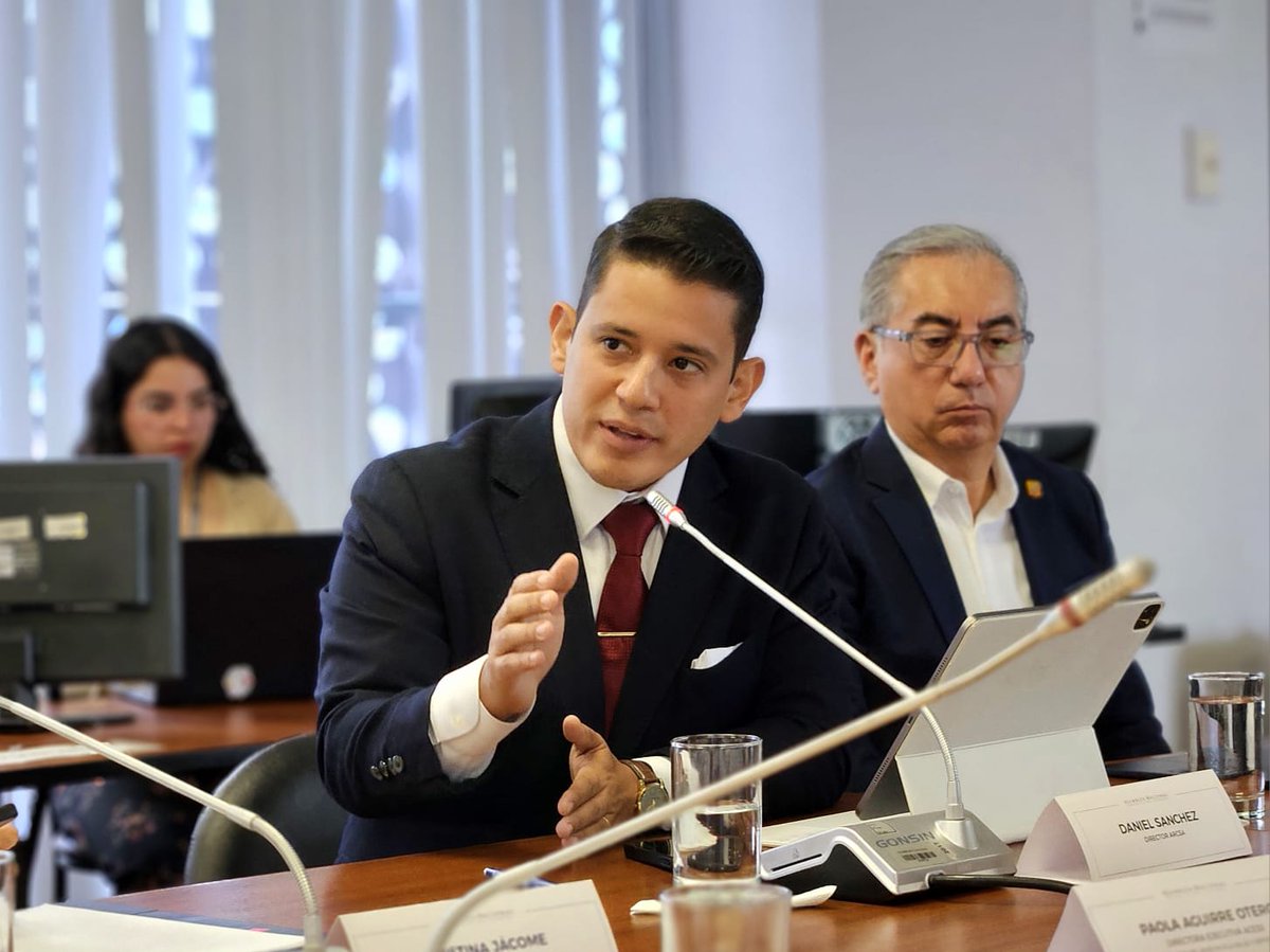 Arcsa_Ec's tweet photo. Nuestro Director Ejecutivo @DanielSanchezEc interviene ante la Comisión de @DerechoSaludAN de la @AsambleaEcuador para informar sobre acciones emprendidas para el cuidado de la salud de los ecuatorianos.

Sigue la transmisión aquí ➡️ https://t.co/j0hmD3LXrl 👈🏽

#ElNuevoEcuador 🇪🇨 https://t.co/CpGYf49d1U