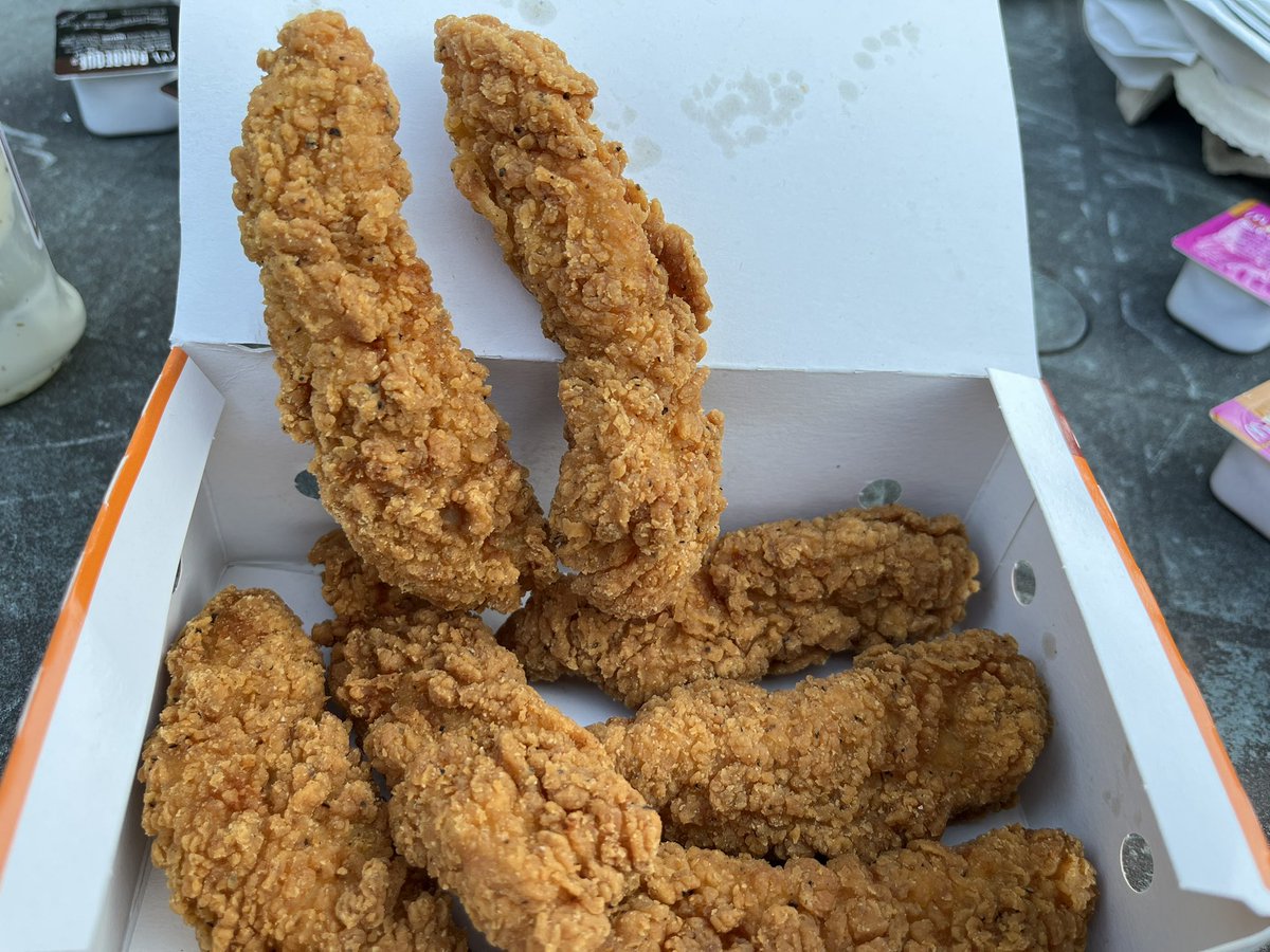 cathcleaton's tweet photo. @McDonaldsUK thought there were supposed to be 9 chicken selects in the box not 7 as was just in our order #feelingcheated https://t.co/TuG8NBsT9K