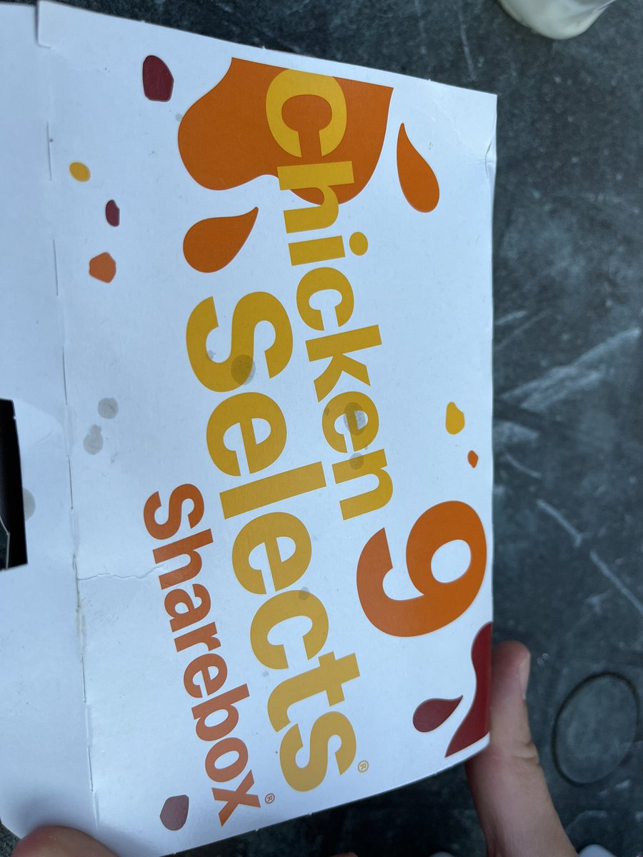 cathcleaton's tweet photo. @McDonaldsUK thought there were supposed to be 9 chicken selects in the box not 7 as was just in our order #feelingcheated https://t.co/TuG8NBsT9K