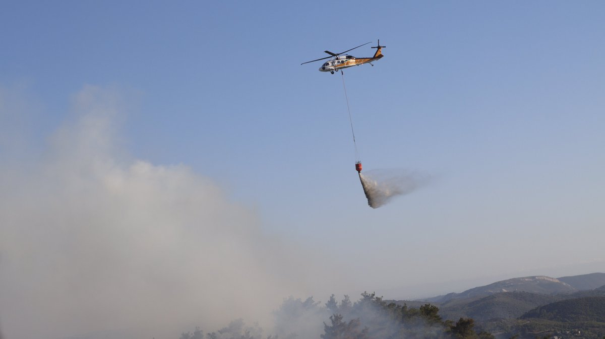 SyriaCivilDef's tweet image. Joint ground and aerial firefighting operations in rural #Latakia, where teams, supported by helicopters and fixed-wing aircraft, are working to contain the wildfires in Al-Barakeh village and the Kornakol Valley in the Jabal al-Turkman area.
#WhiteHelmets #Syria