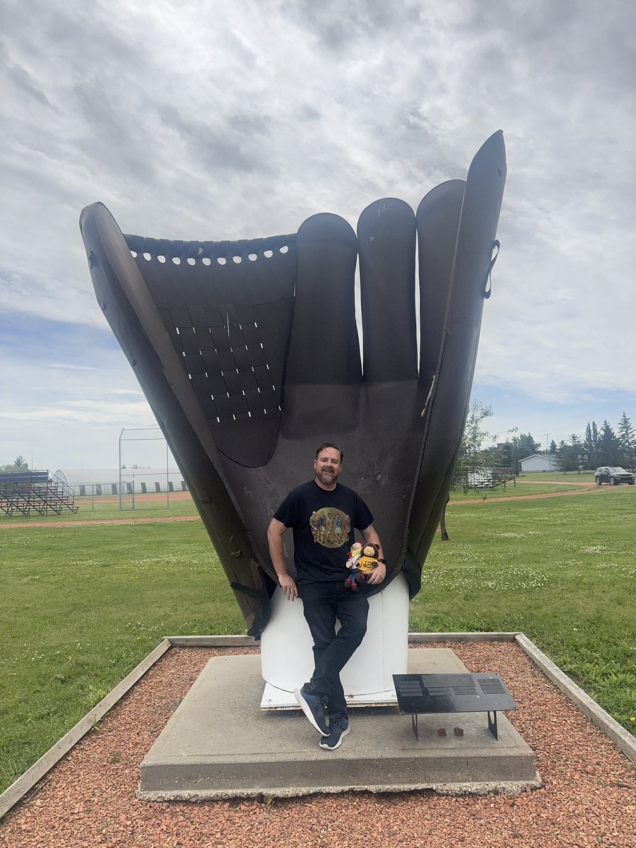 Canada’s Largest Baseball Glove in Heisler, Alberta 😊